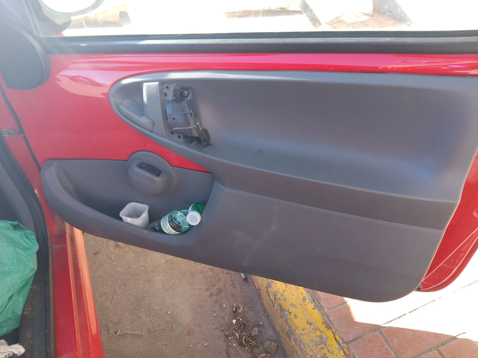 Foto de GUARNECIDO PUERTA DELANTERA DERECHA PEUGEOT 107 1.0 CAT (384F) (68 CV / 50 KW) referencia 9332VG