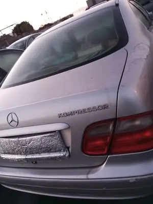 Foto de PORTON TRASERO MERCEDES-BENZ CLK (BM 208) COUPE 3.2 V6 18V CAT (218 CV / 160 KW) referencia A208750017528 foto 3