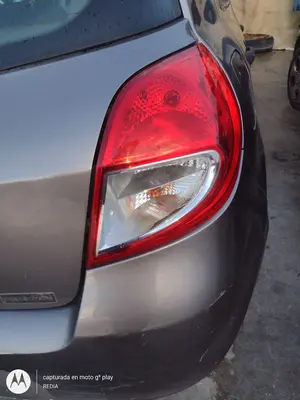 Foto de PILOTO TRASERO DERECHO RENAULT CLIO III 1.2 16V (75 CV / 55 KW)
