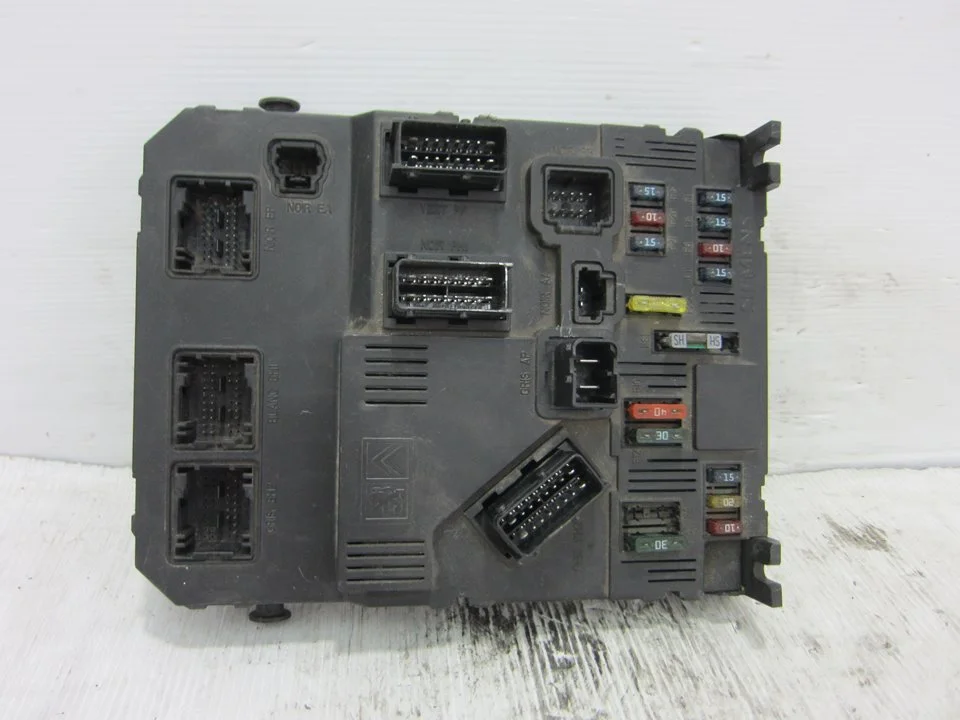Foto de CAJA RELES / FUSIBLES CITROEN C2 1.4 (73 CV / 54 KW) referencia S118085200I