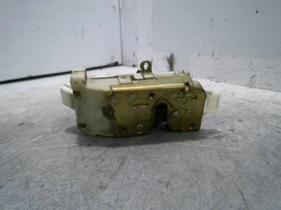 Foto de CERRADURA PUERTA TRASERA IZQUIERDA FORD MONDEO BERLINA (GE) 2.0 16V DI TD CAT (116 CV / 85 KW) referencia XS41A26413CG