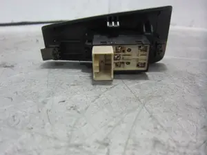 Foto de MANDO ELEVALUNAS TRASERO DERECHO KIA CERATO (LD) 1.6 CAT (105 CV / 77 KW) referencia 621W03620 foto 3