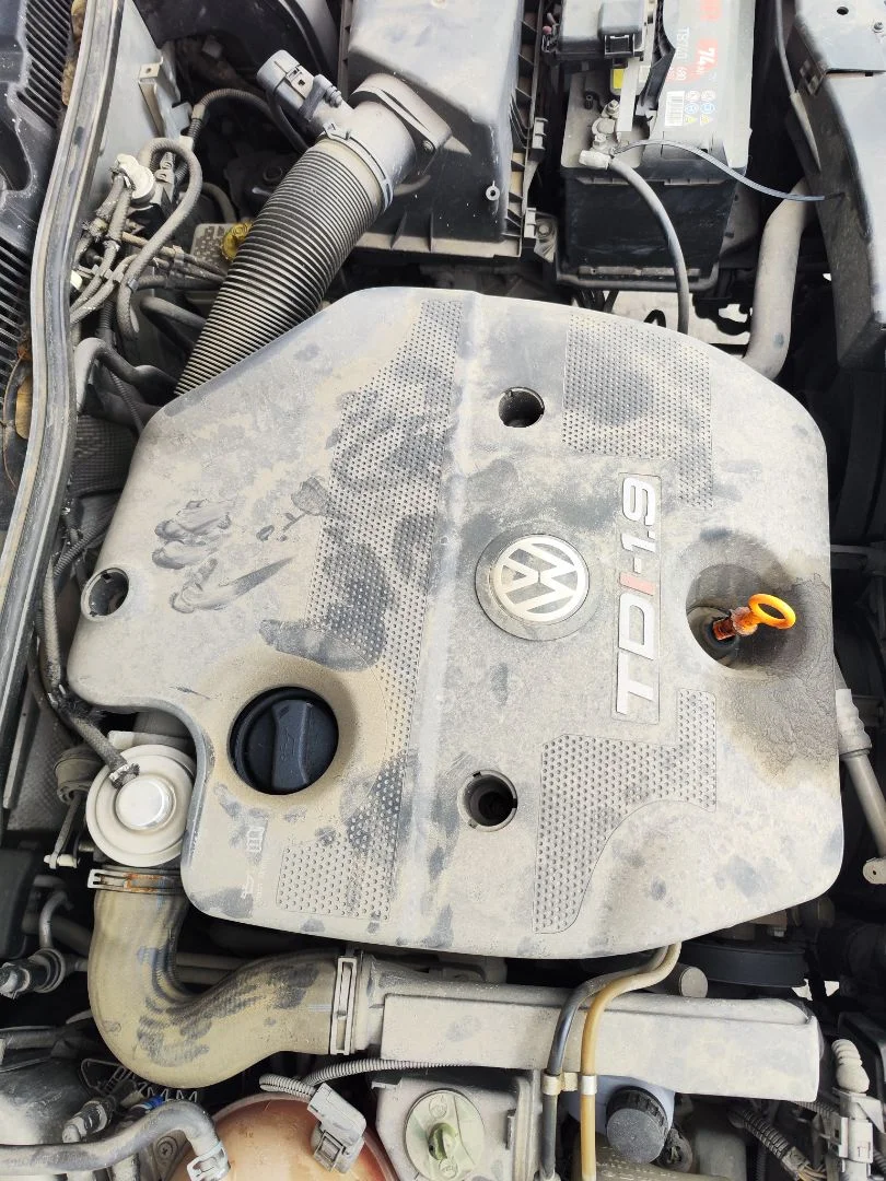 Foto de TAPA MOTOR VOLKSWAGEN BORA BERLINA (1J2)(1998) 1.9 TDI (110 CV / 81 KW)
