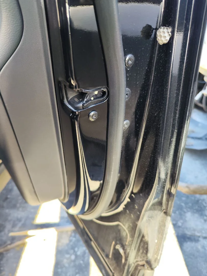 Foto de CERRADURA PUERTA DELANTERA DERECHA JAGUAR F-PACE 3.0 V6 Diesel CAT (301 CV / 221 KW) referencia HK83203A28GB