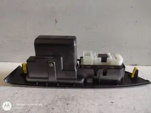 Foto de MANDO ELEVALUNAS TRASERO IZQUIERDO LEXUS RX 300 (MCU35) 3.0 V6 CAT (204 CV / 150 KW) referencia 8403048070 foto 2