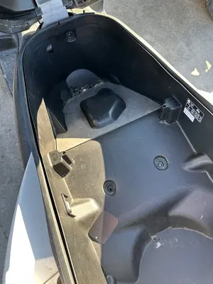Foto de BAUL BAJO ASIENTO YAMAHA X-MAX 300 292 cm3 - 20.6 kW (0 CV / 0 KW) foto 2