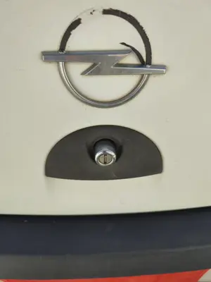 Foto de MANETA EXTERIOR MALETERO / PORTON OPEL CORSA C 1.2 16V CAT (Z 12 XE / LW4) (75 CV / 55 KW)