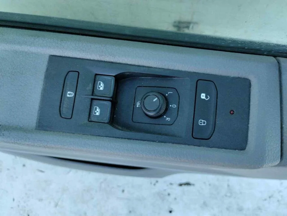 Foto de MANDO ELEVALUNAS DELANTERO IZQUIERDO VOLKSWAGEN T6.1 TRANSPORTER CARAVELLE (SH) 2.0 TDI (110 CV / 81 KW)