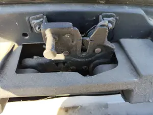 Foto de CERRADURA CAPO AUDI A6 BERLINA (4B2) 2.5 V6 24V TDI (150 CV / 110 KW) referencia 8L0823509E
