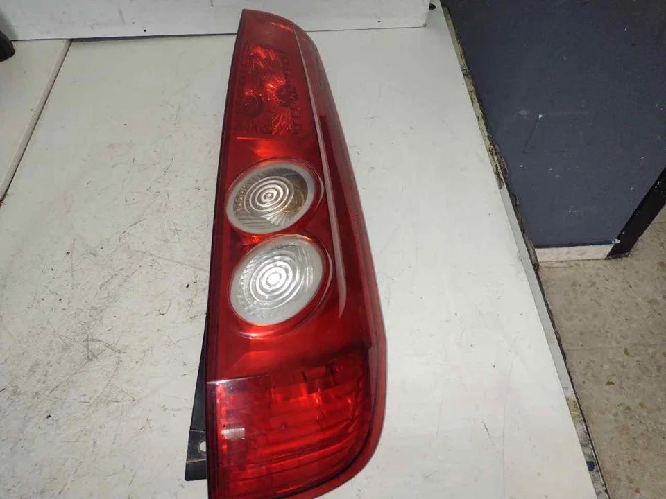 Foto de PILOTO TRASERO DERECHO FORD FIESTA (CBK) 1.4 TDCi CAT (68 CV / 50 KW) referencia 4060346