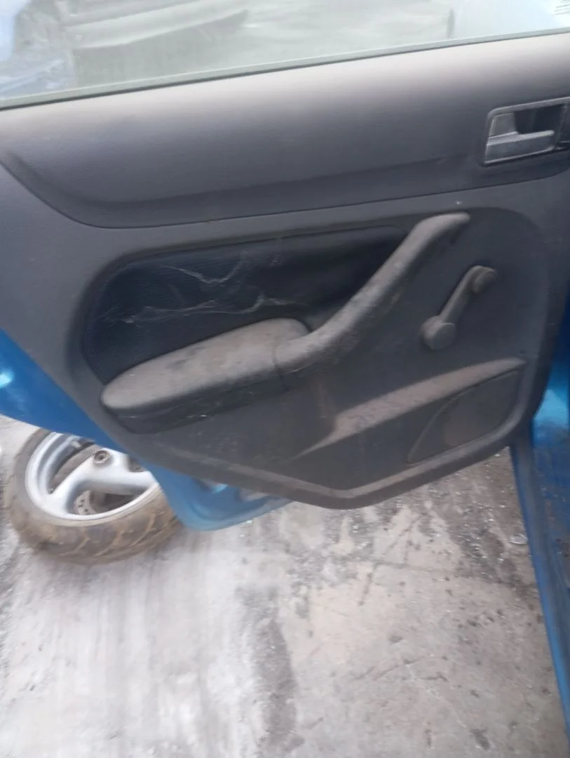 Foto de GUARNECIDO PUERTA TRASERA IZQUIERDA FORD FOCUS BERLINA (CAP) 1.6 TDCi CAT (109 CV / 80 KW)