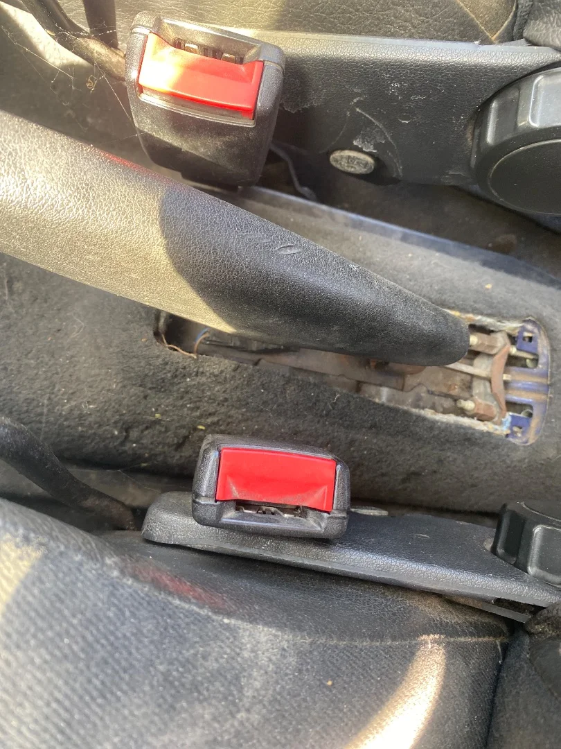 Foto de ENGANCHE CINTURON DELANTERO IZQUIERDO VOLKSWAGEN POLO III (6N1) 1.4 (60 CV / 44 KW)