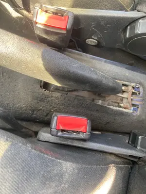Foto de ENGANCHE CINTURON DELANTERO IZQUIERDO VOLKSWAGEN POLO III (6N1) 1.4  (60 CV / 44 KW)