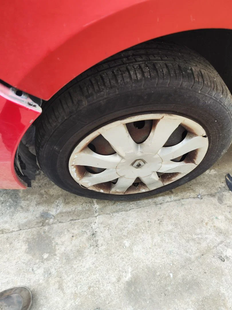 Foto de LLANTA RENAULT CLIO III 1.5 dCi Diesel CAT (86 CV / 63 KW)