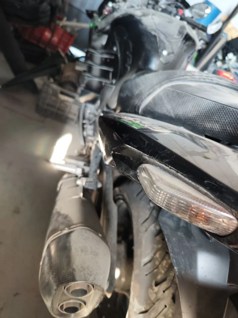 Foto de PILOTO TRASERO IZQUIERDO KAWASAKI ZZR 1400 1441 cm3 - 147.2 kW (0 CV / 0 KW)