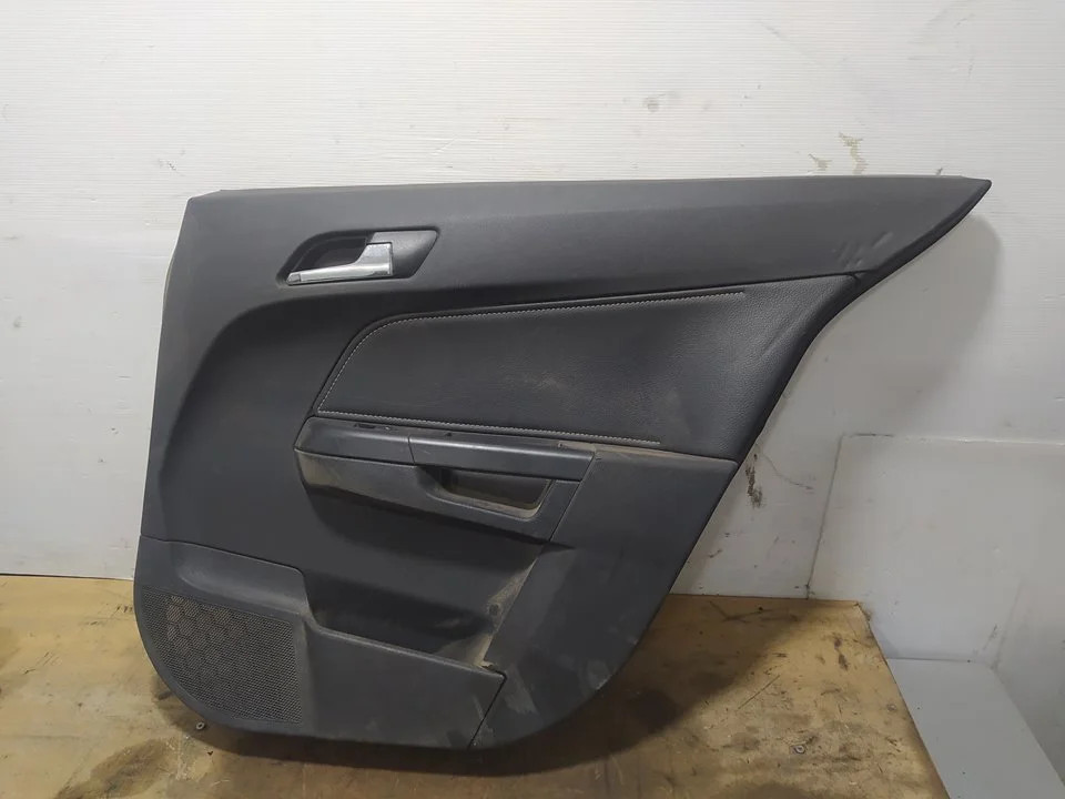 Foto de GUARNECIDO PUERTA TRASERA DERECHA OPEL ASTRA H BERLINA 1.7 16V CDTI (101 CV / 74 KW) referencia 13177104