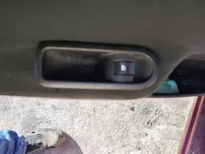 Foto de MANDO ELEVALUNAS TRASERO IZQUIERDO RENAULT MEGANE II BERLINA 5P 1.5 dCi Diesel (106 CV / 78 KW)