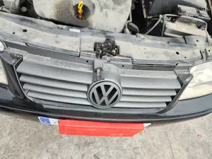 Foto de REJILLA DELANTERA VOLKSWAGEN BORA BERLINA (1J2)(1998) 1.9 TDI (110 CV / 81 KW) foto 2