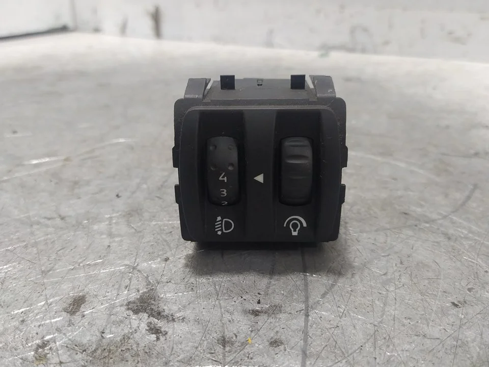 Foto de MANDO REGULACION FAROS RENAULT TWINGO II 1.5 dCi Diesel (64 CV / 47 KW) referencia 8200095495B