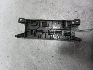 Foto de CAJA RELES / FUSIBLES CHRYSLER VOYAGER (RG) 2.4 CAT (147 CV / 108 KW) referencia 04868093AAA foto 7