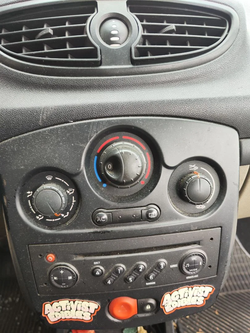 Foto de MANDO CALEFACCION / AIRE ACONDICIONADO RENAULT CLIO III 1.5 dCi Diesel CAT (86 CV / 63 KW)