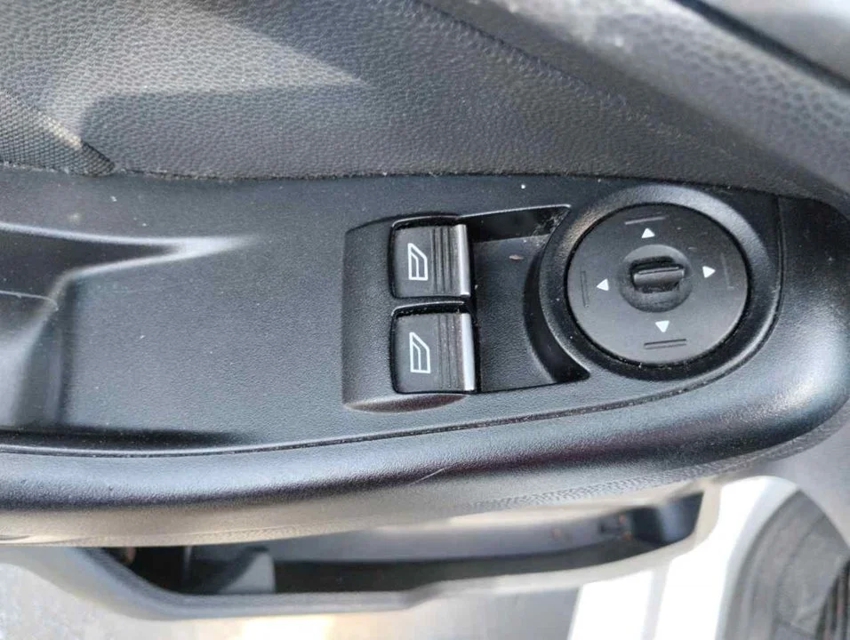 Foto de MANDO ELEVALUNAS DELANTERO IZQUIERDO FORD FIESTA (CNN) 1.5 TDCi CAT (75 CV / 55 KW)