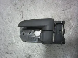 Foto de MANETA INTERIOR DELANTERA IZQUIERDA KIA CERATO (LD) 1.6 CAT (105 CV / 77 KW) referencia 82613LD000