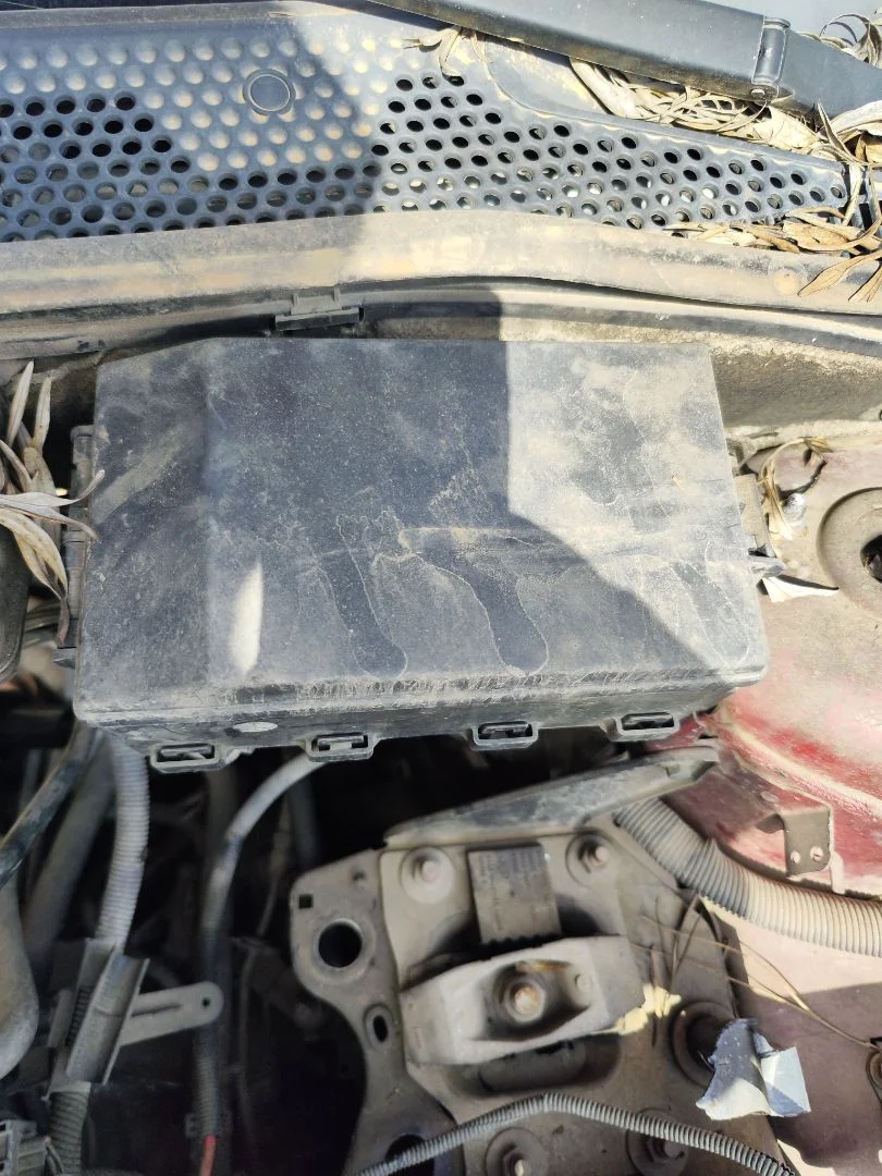Foto de CAJA RELES / FUSIBLES FORD FOCUS BERLINA (CAK) 1.6 16V CAT (101 CV / 74 KW)