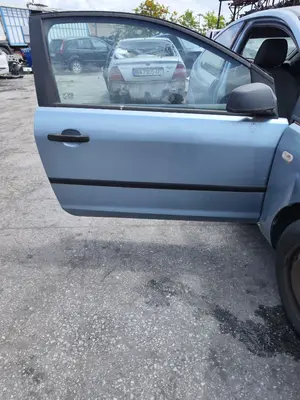 Foto de PUERTA DELANTERA DERECHA FORD FOCUS BERLINA (CAP) 1.6 TDCi CAT (90 CV / 66 KW) referencia 1505764
