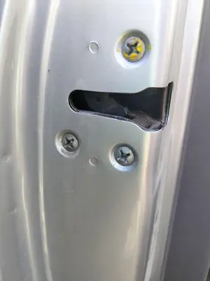 Foto de CERRADURA PUERTA DELANTERA IZQUIERDA NISSAN ALMERA TINO (V10M) 1.8 16V CAT (114 CV / 84 KW) referencia 80503BM670
