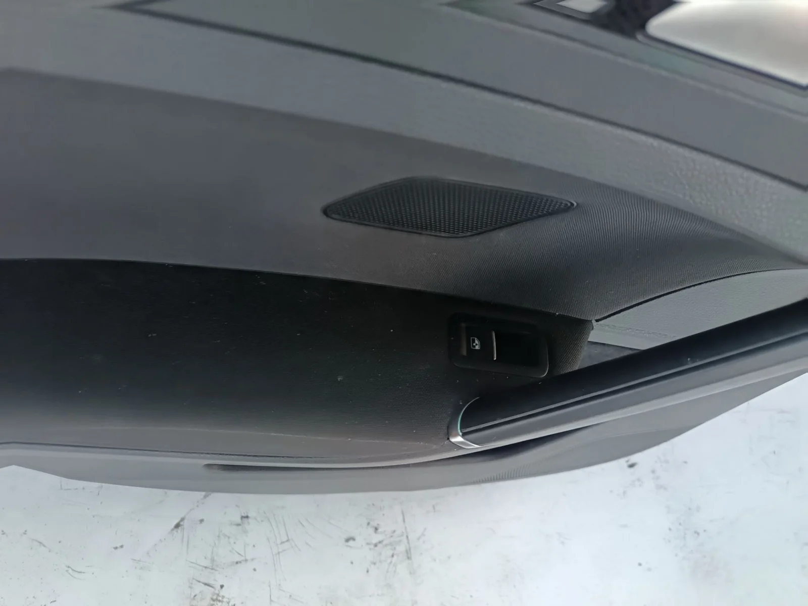 Foto de MANDO ELEVALUNAS TRASERO IZQUIERDO VOLKSWAGEN GOLF VII (5G1/BE1) 1.6 16V TDI DPF (110 CV / 81 KW)