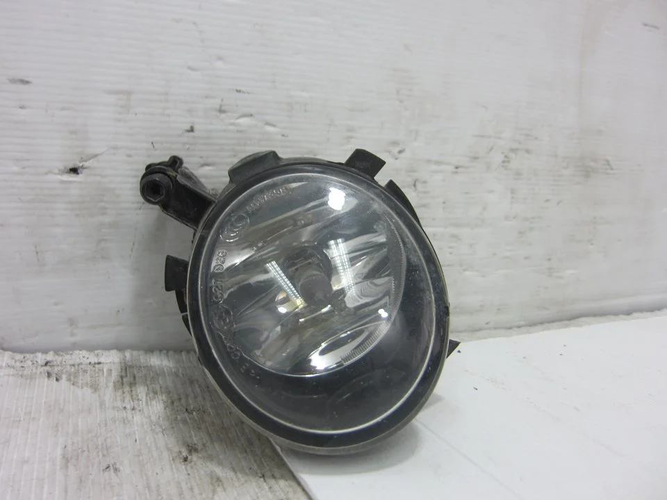 Foto de FARO ANTINIEBLA IZQUIERDO SEAT LEON (1P1) 1.6 TDI (105 CV / 77 KW) referencia A047353