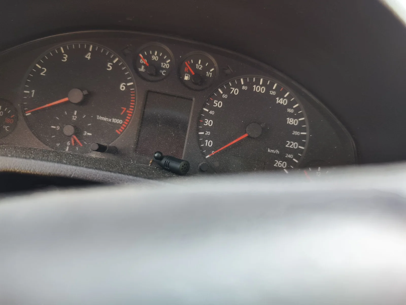 Foto de CUADRO INSTRUMENTOS AUDI A6 BERLINA (4B2) 2.4 V6 30V (165 CV / 121 KW)