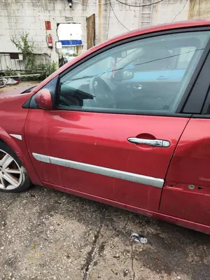 Foto de PUERTA DELANTERA IZQUIERDA RENAULT MEGANE II BERLINA 5P 1.5 dCi Diesel (106 CV / 78 KW)