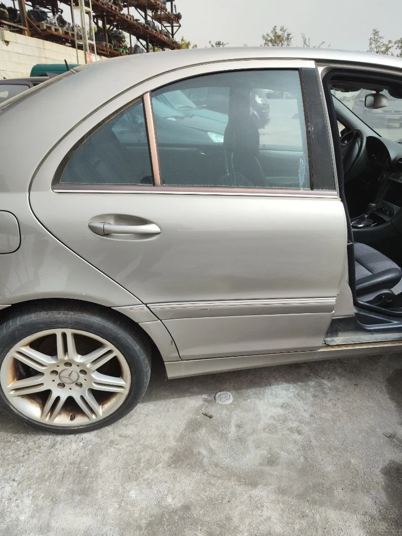 Foto de PUERTA TRASERA DERECHA MERCEDES-BENZ CLASE C (BM 203) BERLINA 3.0 CDI CAT (224 CV / 165 KW)