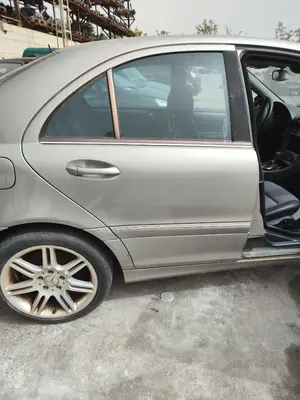 Foto de PUERTA TRASERA DERECHA MERCEDES-BENZ CLASE C (BM 203) BERLINA 3.0 CDI CAT (224 CV / 165 KW)