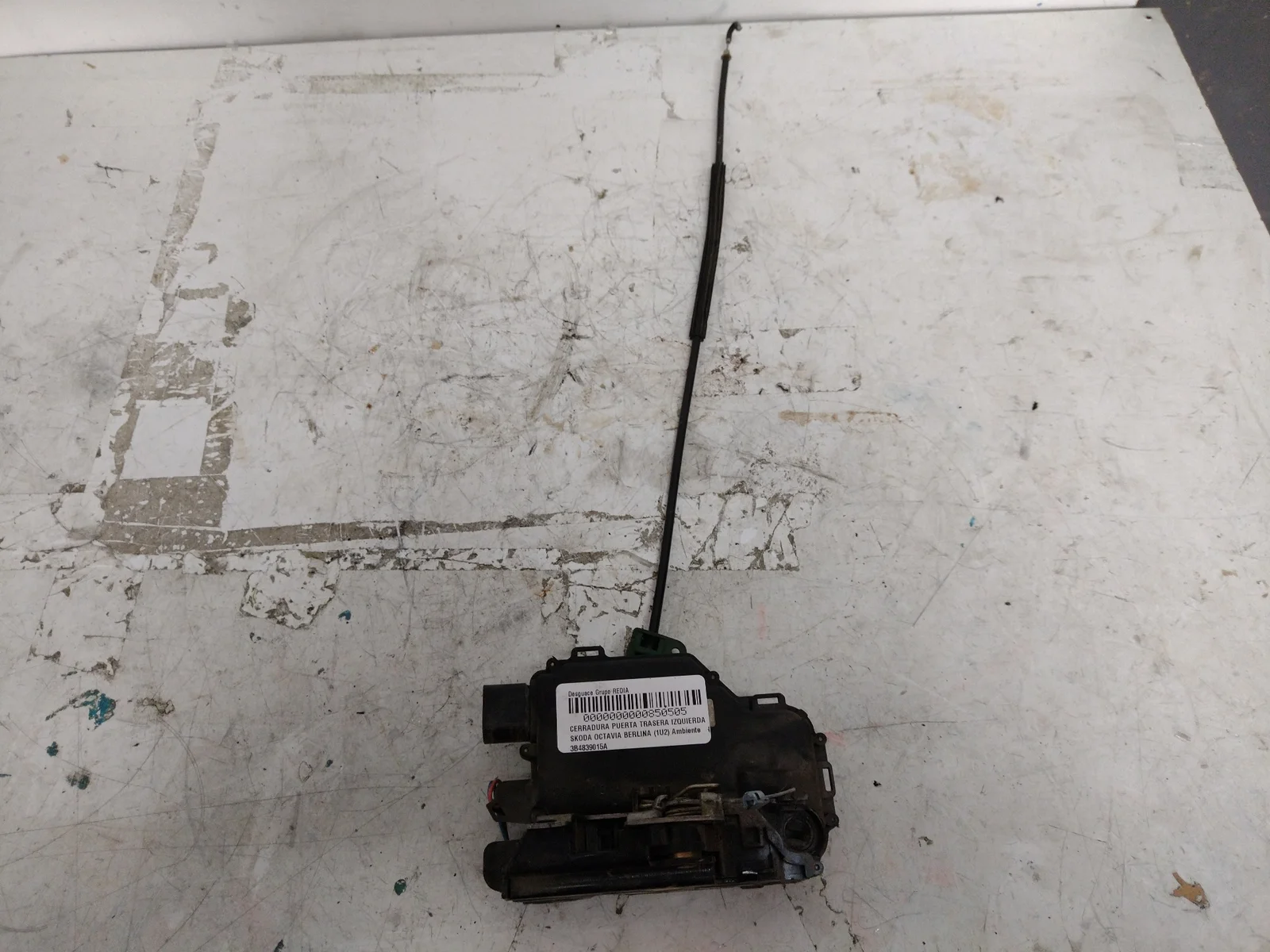 Foto de CERRADURA PUERTA TRASERA IZQUIERDA SKODA OCTAVIA BERLINA (1U2) 1.9 TDI (90 CV / 66 KW) referencia 3B4839015A