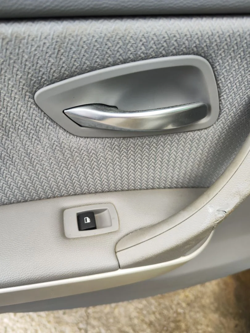 Foto de MANETA INTERIOR TRASERA IZQUIERDA BMW SERIE 3 BERLINA (E90) 2.0 Turbodiesel CAT (143 CV / 105 KW)