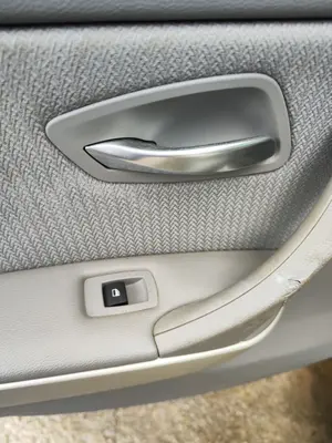 Foto de MANETA INTERIOR TRASERA IZQUIERDA BMW SERIE 3 BERLINA (E90) 2.0 Turbodiesel CAT (143 CV / 105 KW)