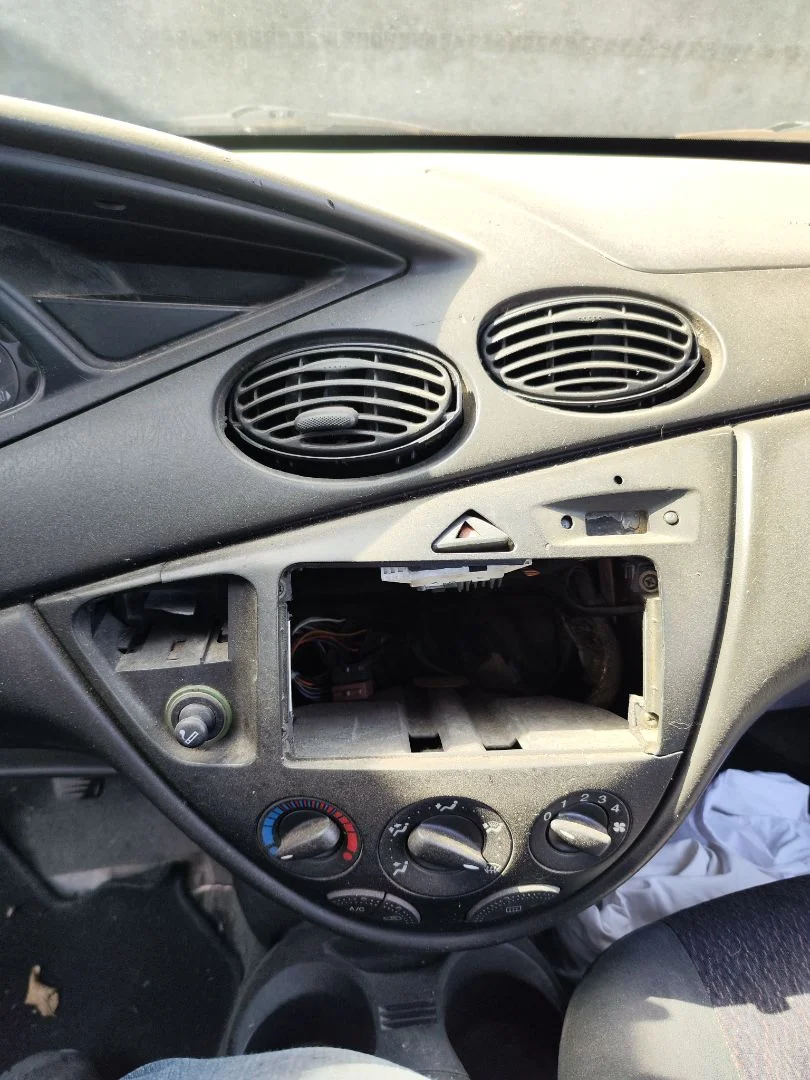 Foto de CONSOLA CENTRAL FORD FOCUS BERLINA (CAK) 1.6 16V CAT (101 CV / 74 KW)