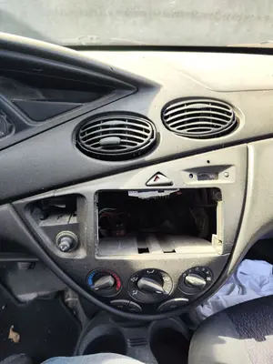 Foto de CONSOLA CENTRAL FORD FOCUS BERLINA (CAK) 1.6 16V CAT (101 CV / 74 KW)