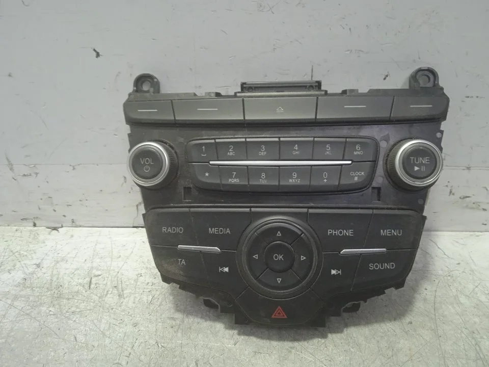 Foto de SISTEMA AUDIO / RADIO CD FORD FOCUS BERLINA (CEW) 1.0 EcoBoost CAT (125 CV / 92 KW) referencia F1ET18K811BD