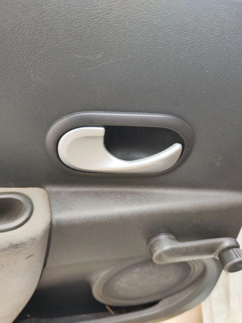 Foto de MANETA INTERIOR TRASERA IZQUIERDA RENAULT CLIO III 1.5 dCi Diesel FAP (75 CV / 55 KW)