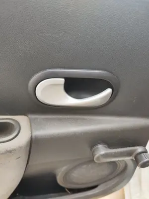Foto de MANETA INTERIOR TRASERA IZQUIERDA RENAULT CLIO III 1.5 dCi Diesel FAP (75 CV / 55 KW)