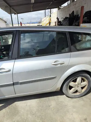 Foto de PUERTA TRASERA IZQUIERDA RENAULT MEGANE II GRANDTOUR 1.5 dCi Diesel CAT (86 CV / 63 KW)