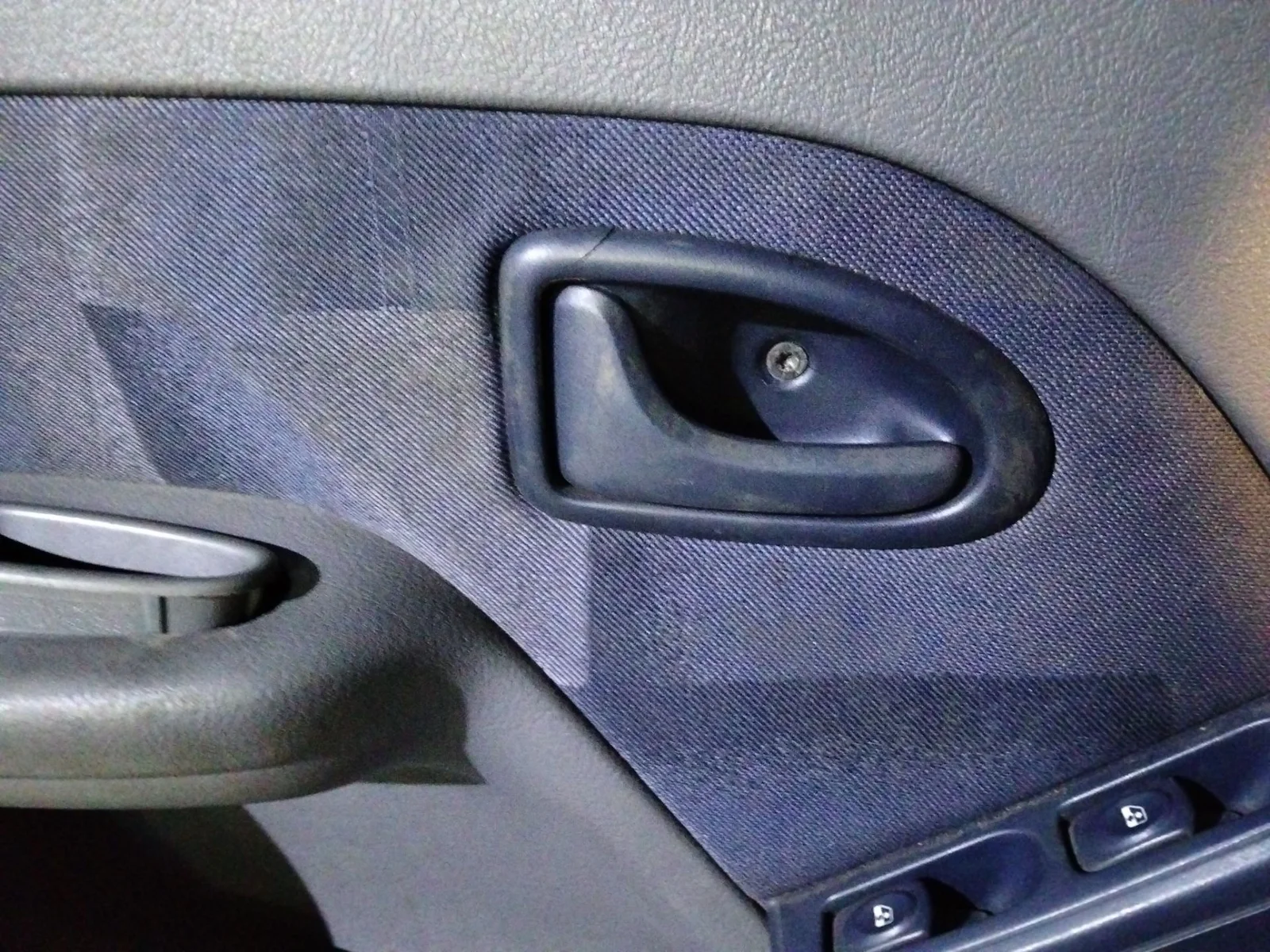 Foto de MANETA INTERIOR DELANTERA IZQUIERDA RENAULT CLIO II FASE I (B/CB0) 1.4 16V (98 CV / 72 KW)