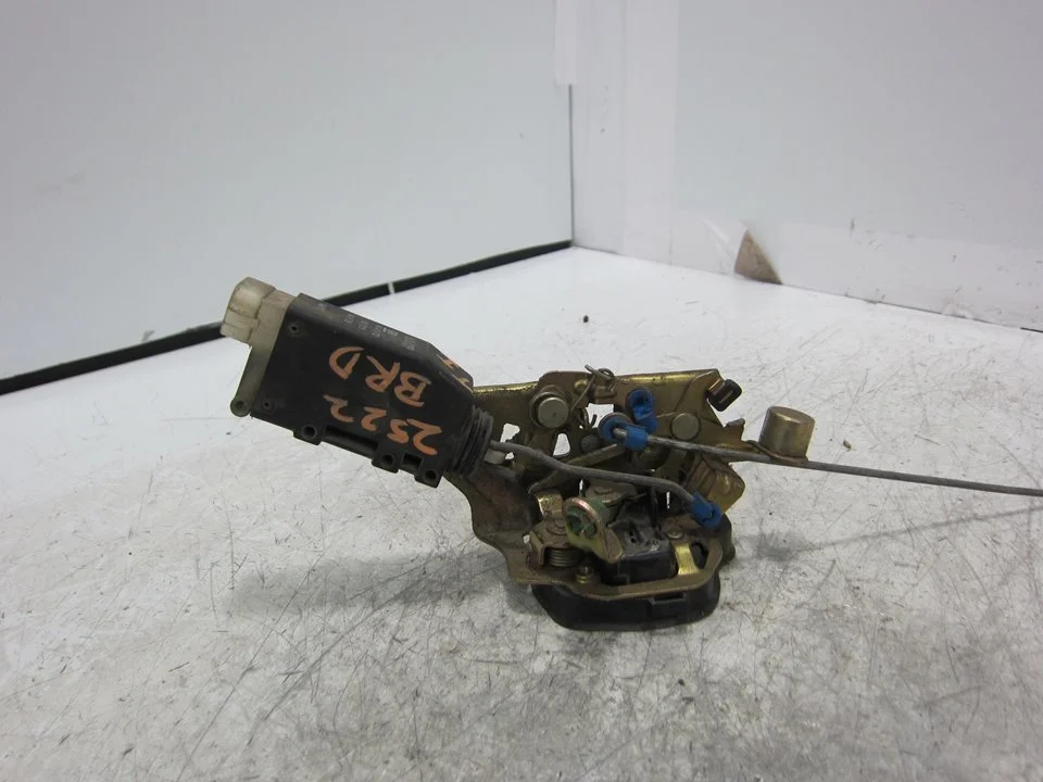 Foto de CERRADURA PUERTA TRASERA IZQUIERDA OPEL CORSA B 1.7 Diesel (57 CV / 42 KW) referencia 605329