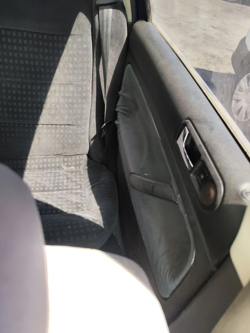 Foto de GUARNECIDO PUERTA TRASERA IZQUIERDA VOLKSWAGEN PASSAT BERLINA (3B3) 1.9 TDI (131 CV / 96 KW) referencia 3B5867211AGFKZ