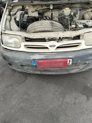 Foto de REJILLA DELANTERA NISSAN VANETTE CARGO 2.3 Diesel (75 CV / 55 KW)