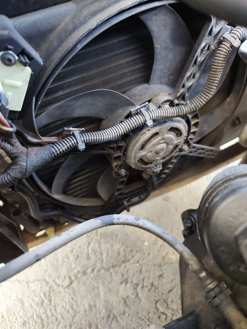 Foto de ELECTROVENTILADOR RADIADOR AIRE ACONDICIONADO OPEL CORSA D 1.2 16V CAT (Z 12 XEP / LB4) (80 CV / 59 KW)